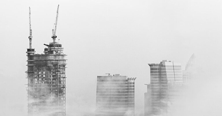 Imagem em tom de cinza com objetivo de apresentar prédios em construção
