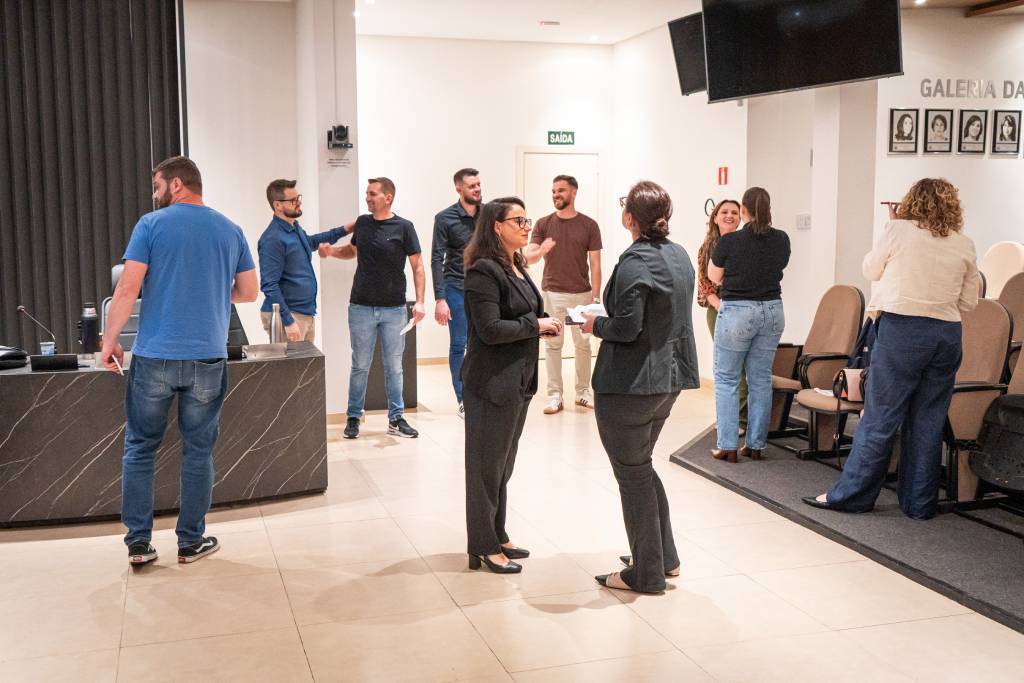 Elias Radin apresenta palestra sobre Inteligência Artificial para empresários e profissionais durante evento da Catavento na Câmara de Vereadores de Serafina Corrêa.