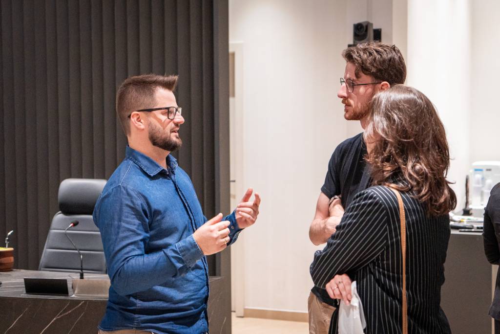 Elias Radin apresenta palestra sobre Inteligência Artificial para empresários e profissionais durante evento da Catavento na Câmara de Vereadores de Serafina Corrêa.