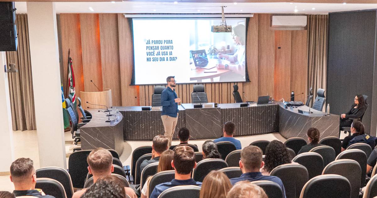 Elias Radin apresenta palestra sobre Inteligência Artificial para empresários e profissionais durante evento da Catavento na Câmara de Vereadores de Serafina Corrêa.