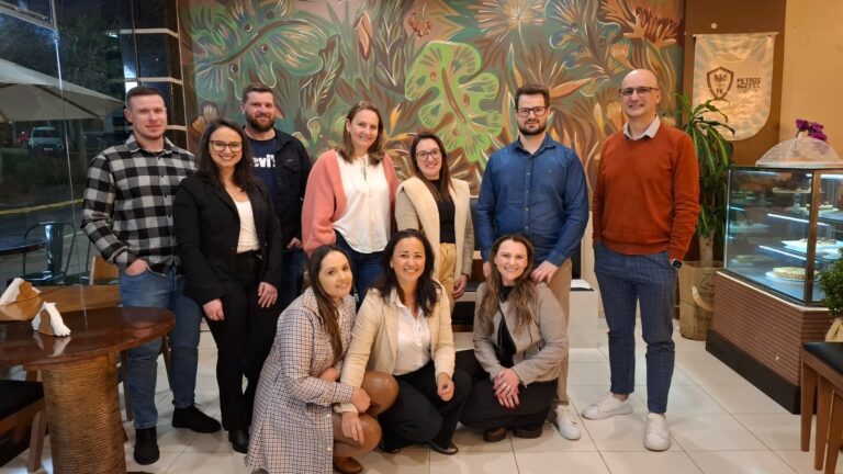 A Catavento realizou uma roda de conversa sobre Inteligência Artificial e Proteção de Dados em Nova Prata (RS), com Elias Radin e Ana Paula Cunico, reunindo empresários para debater o uso responsável da tecnologia nos negócios.